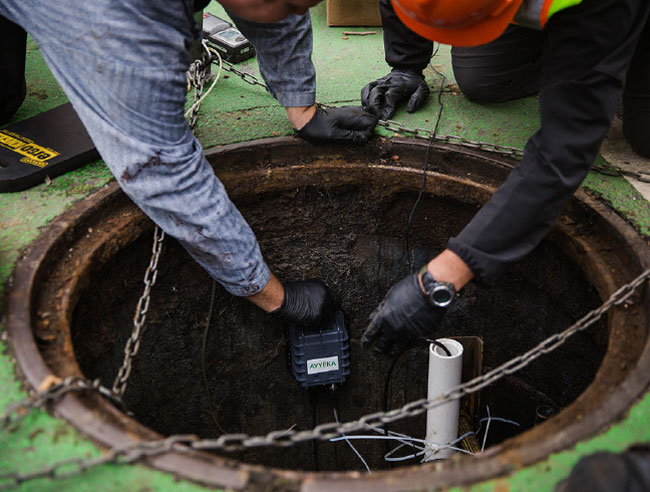 Ayyeka AI-enabled edge devices utilize ultra-longlife bobbin-type LiSOCl2 batteries to monitor the long-term performance of hard infrastructure, delivering the energy required to enable enhanced data intelligence that recognizes patterns, detects anomalous events, and supports real-time reporting and predictive modeling. Photo courtesy of Ayyeka.