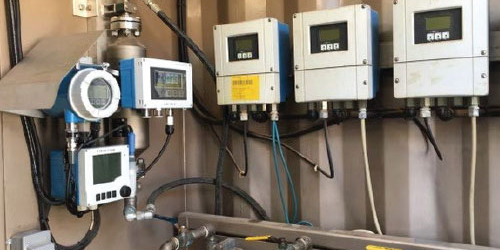 Figure 3: Coriolis flowmeters handle the viscosity fluctuations of nitrogen processes and can wirelessly transmit multiple process values and instrument diagnostic data via HART, WirelessHART, and Bluetooth. (Shown: Proline Promass I 300)