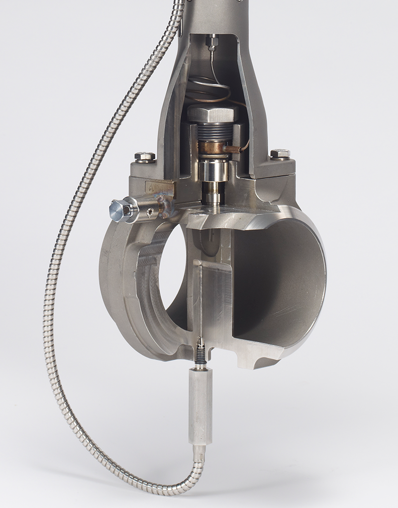 Figure 2: This cut-away view of Emerson’s Rosemount™ 8800 Vortex Flow Meter shows the shedder bar. The sensor mounts from the outside, so it can be replaced while the process fluid is pressurized. This unit has an integrated temperature sensor.