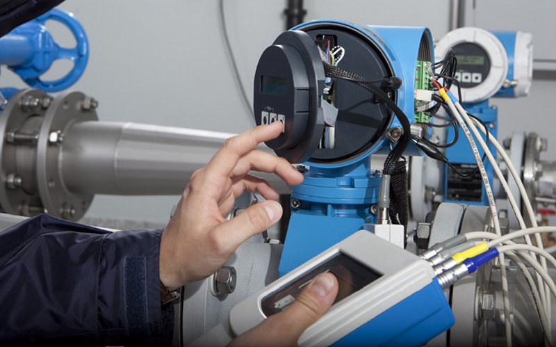 Figure 1: An individual technician can evaluate instruments one by one, but this manual approach  cannot keep up with a large population of field devices.