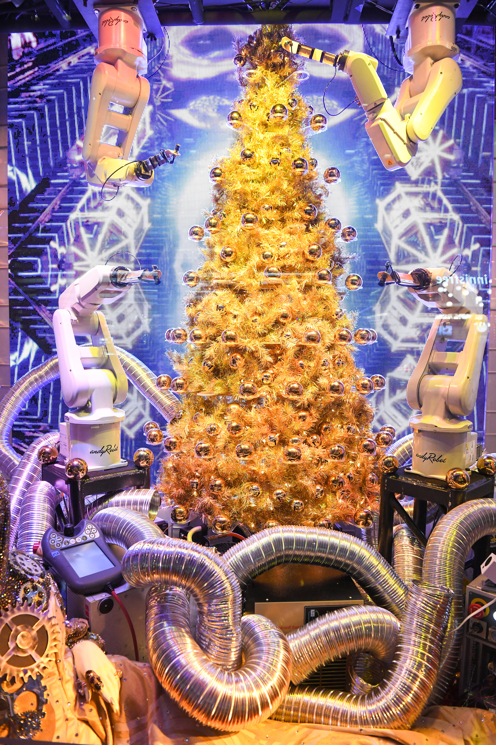 ABB robots help Bloomingdale's ring in holiday season